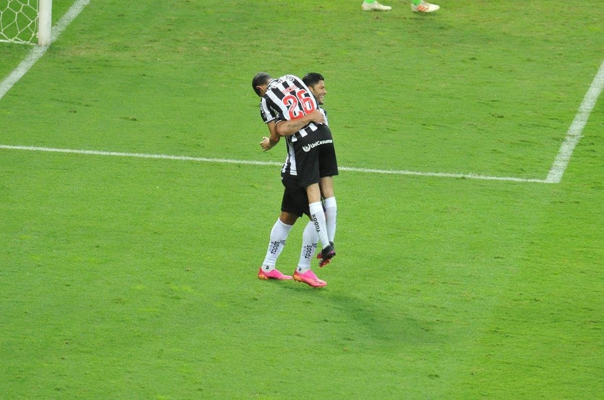 Fotos do gol de Hulk, do Atltico, sobre o La Guaira, no Mineiro, pela Libertadores