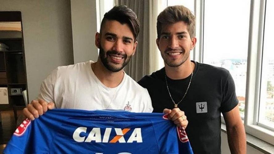 O cantor sertanejo Gusttavo Lima já fez shows vestindo o manto celeste. Ele é amigo de Pedro Lourenço, dono do Supermercados BH, principal patrocinador do clube. Na imagem, o músico aparece ao lado do volante Lucas Silva, que o presenteou com uma camisa do Cruzeiro em dezembro de 2017.