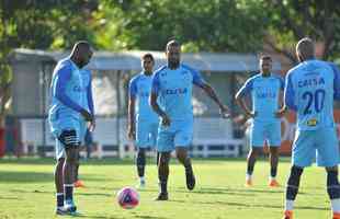 Jogadores do Cruzeiro durante treino desta sexta-feira na Toca da Raposa II