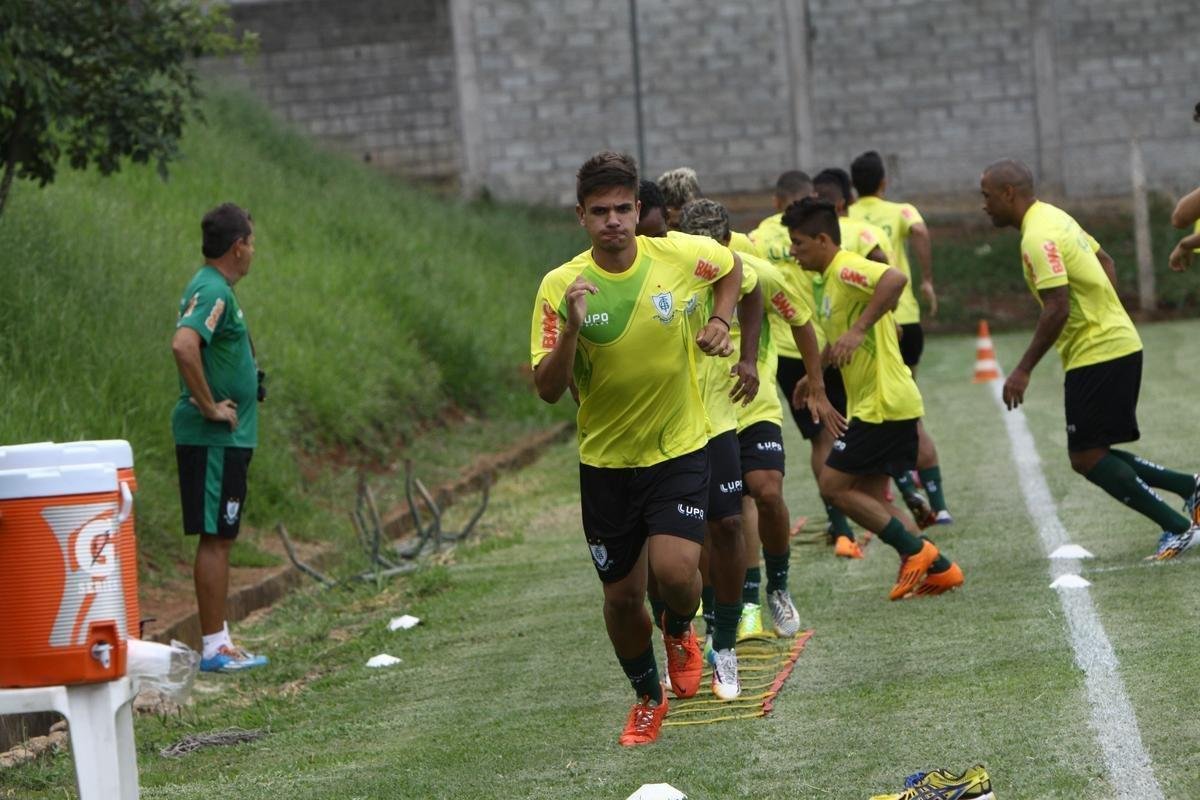 O elenco do Amrica se reapresentou para a temporada 2015 na tarde desta segunda-feira, no CT Lanna Drumond. Depois de reunio com integrantes do conselho de administrao, os jogadores foram para um campo secundrio, onde realizaram o primeiro trabalho com bola. O gramado principal passa por reformas.