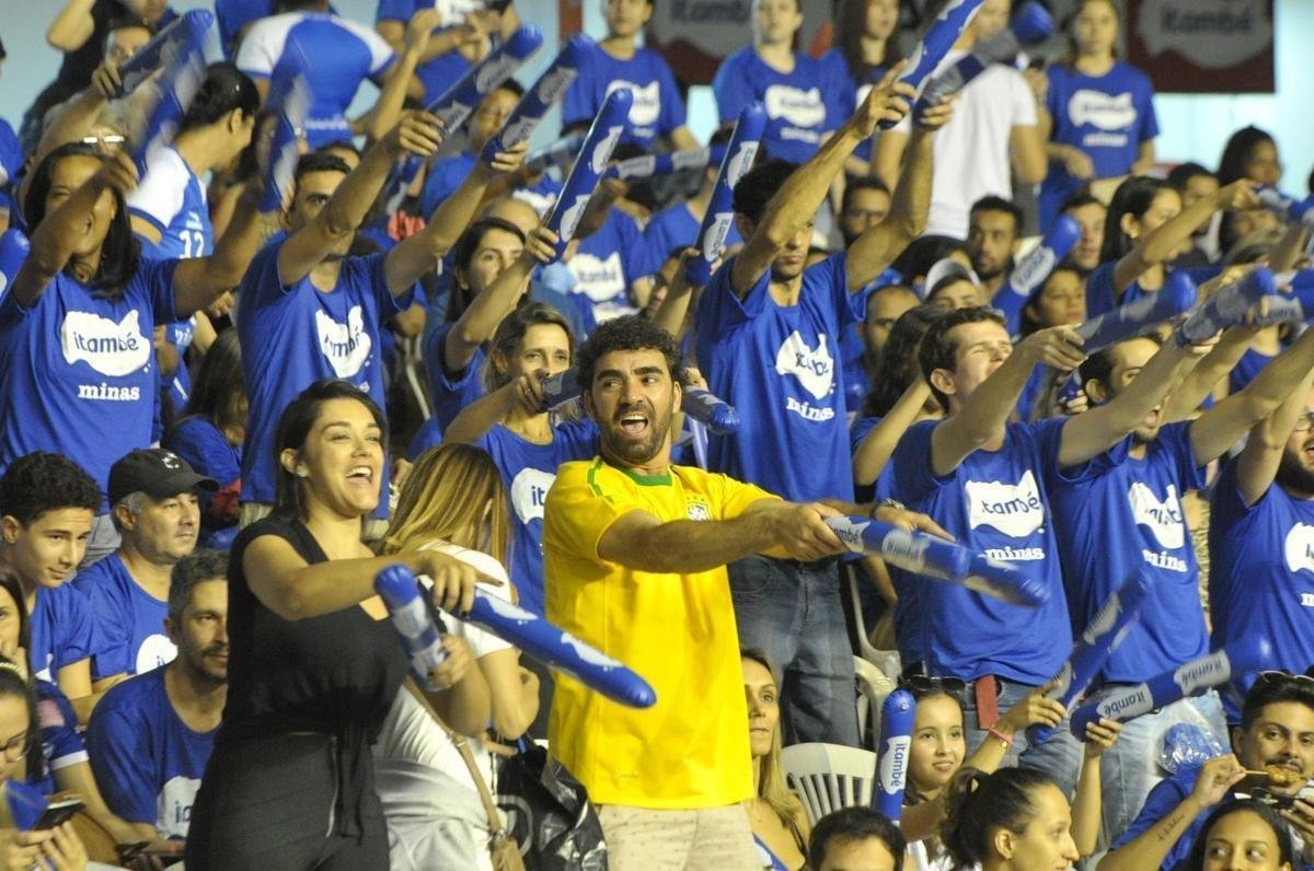 Veja fotos das torcidas na deciso da Superliga Feminina no Mineirinho