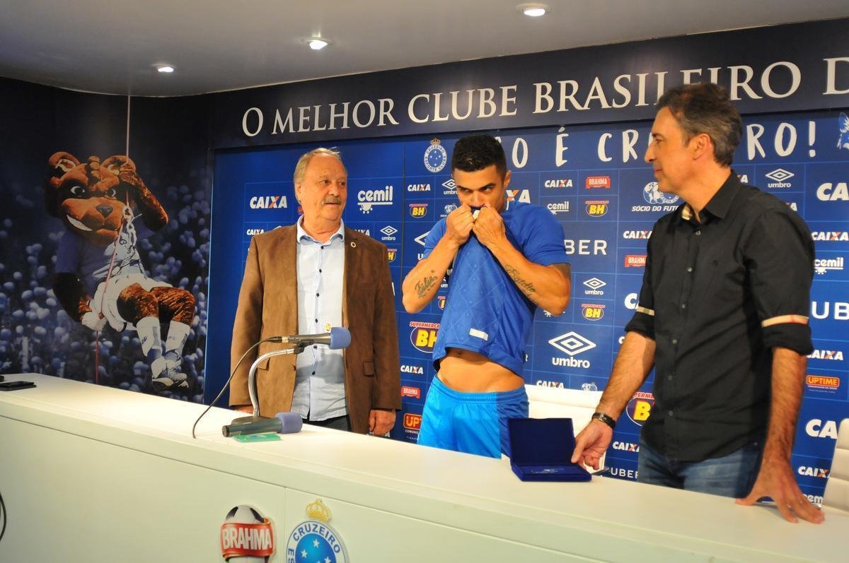 Cruzeiro apresentou o lateral-esquerdo Egdio como novo reforo para a temporada 2018