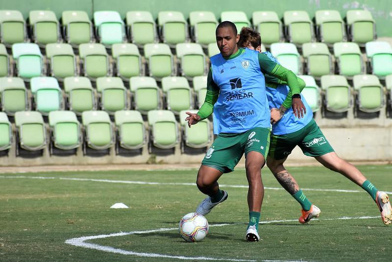 Jogadores trabalham com bola no Lanna Drumond