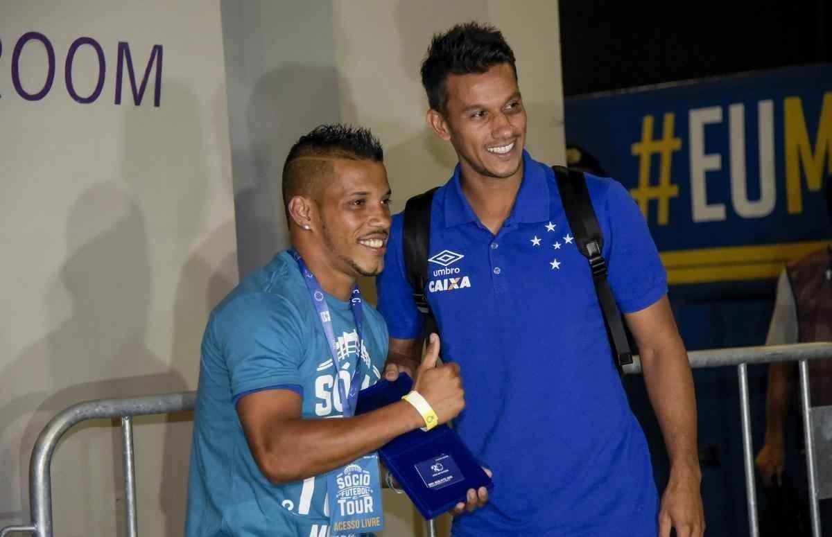 Henrique entrega carto do Scio do Futebol ao gari Daivdson antes do jogo contra o So Francisco-PA