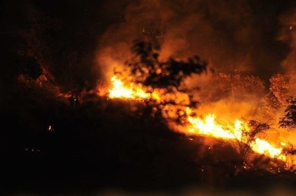 Chamas se alastraram pelo terreno onde ser erguido o estdio do Atltico 