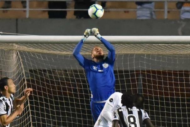Atlético derrotou Santos por 2 a 1, de virada, com gols de Chará, e avançou às quartas de final da Copa do Brasil