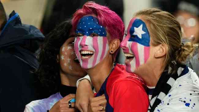 Fs da seleo feminina de futebol dos EUA durante a Copa do Mundo de 2023