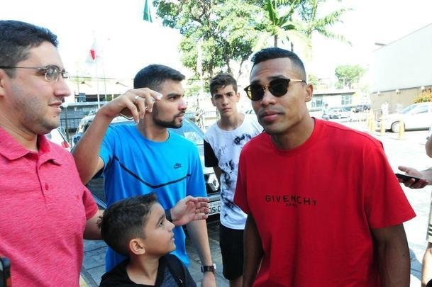Depois de derrotar a Argentina por 2 a 0 no Mineiro e garantir vaga na final da Copa Amrica, jogadores da Seleo Brasileira ganharam folga em Belo Horizonte e foram tietados por torcedores na porta do hotel Ouro Minas. Na foto, o lateral-esquerdo Alex Sandro, da Juventus