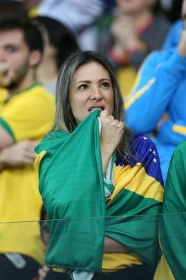 Imagens emocionantes das cobranas de pnaltis no Mineiro e da classificao do Brasil s semifinais do torneio feminino de futebol dos Jogos Olmpicos. Goleira Brbara pegou pnalti e deu vitria  Seleo por 7 a 6 sobre a Austrlia. Com 52 mil pagantes, estdio foi  loucura.
