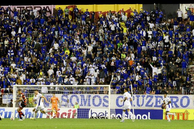 Torcida do Cruzeiro invadiu Itu e fez a festa no Novelli Jnior mesmo com o empate por 1 a 1 diante do Ituano. No fim, celestes fizeram a tradicional saudao viking ao time
