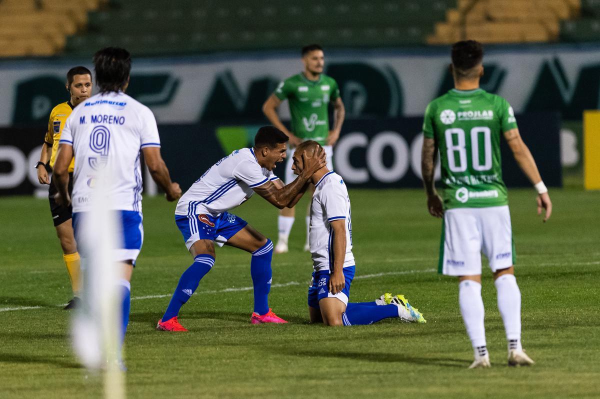 Fotos do jogo entre Guarani e Cruzeiro no Estádio Brinco de Ouro da Princesa, em Campinas, pela segunda rodada da Série B