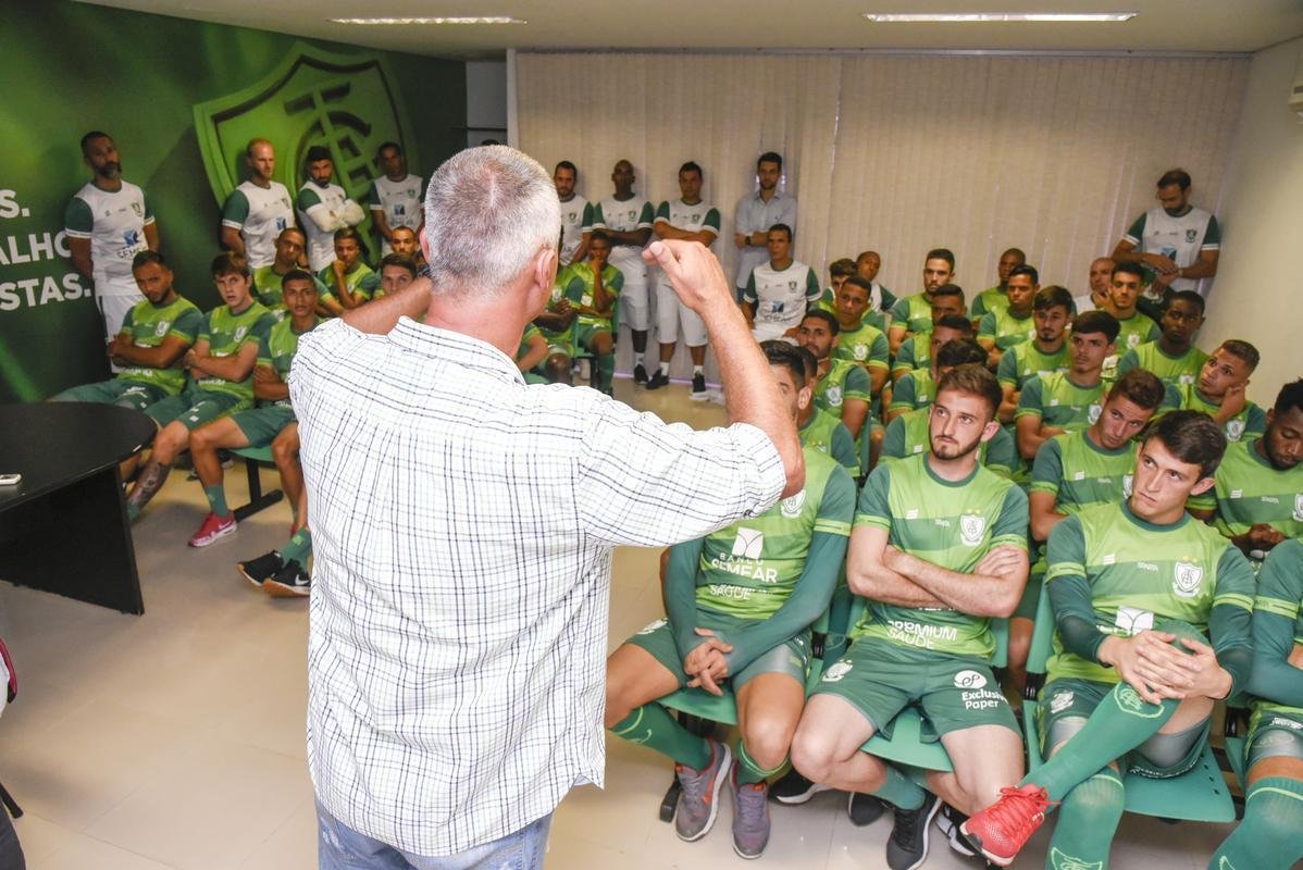 Lisca foi apresentado, conversou com jogadores e assistiu ao treino do América