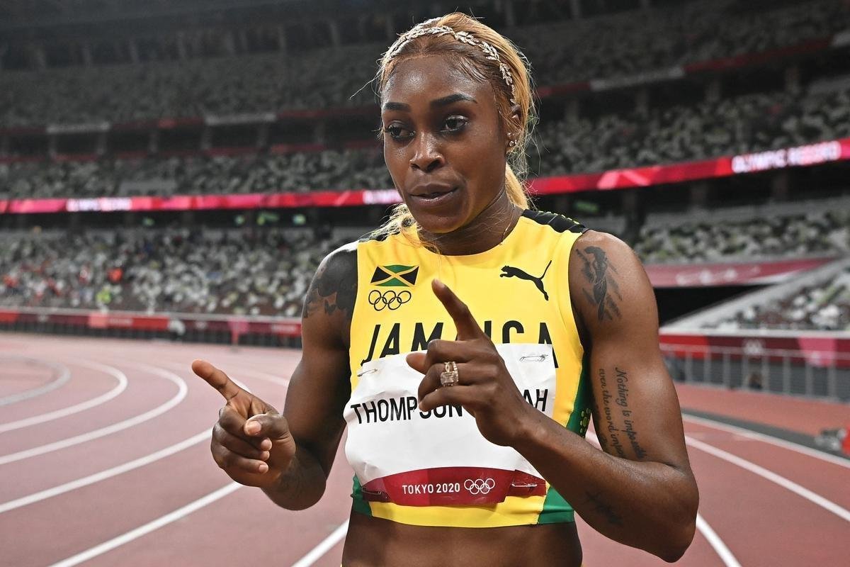 Fotos espetaculares da vitria da jamaicana Elaine Thompson-Herah nos 100m rasos dos Jogos Olmpicos de Tquio com o tempo de 10s61. A velocista quebrou o recorde olmpico e comandou o pdio jamaicano ao lado de Ann Fraser-Pryce, prata, e Shericka Jackson, bronze.
