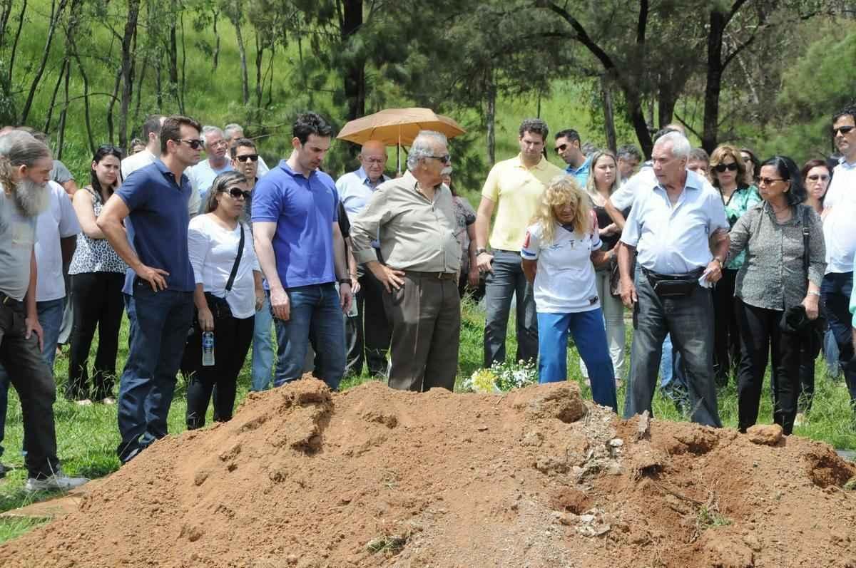 Sepultamento de Carlos Alberto Silva, no Parque da Colina, em BH, recebeu personalidades do esporte
