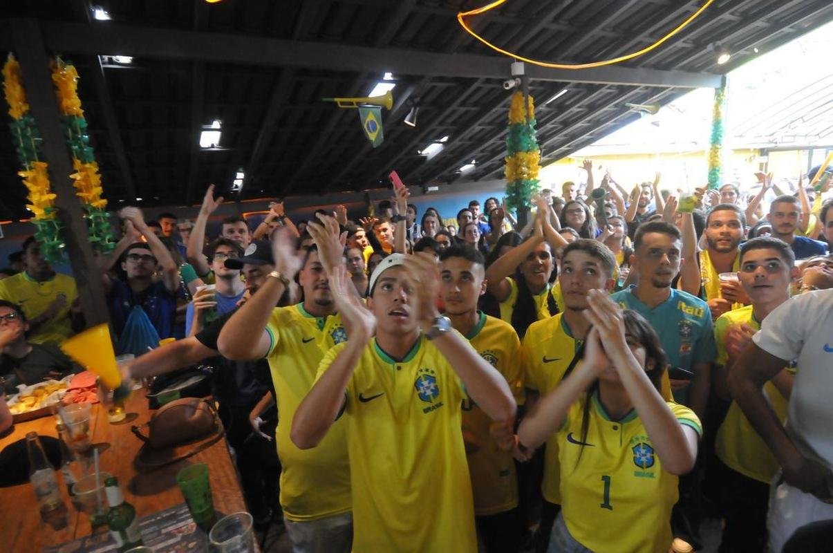 Na Avenida Fleming, em BH, bares lotam em jogo do Brasil na Copa