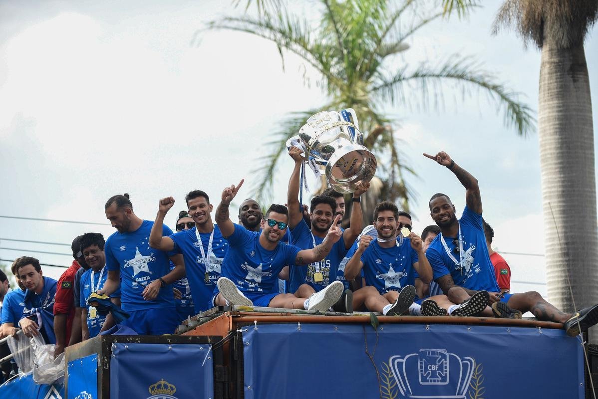 De Confins, jogadores do Cruzeiro hexacampees da Copa do Brasil saram em carro aberto pelas ruas de Belo Horizonte. No Centro da capital, milhares de pessoas aguardavam os jogadores para a festa.