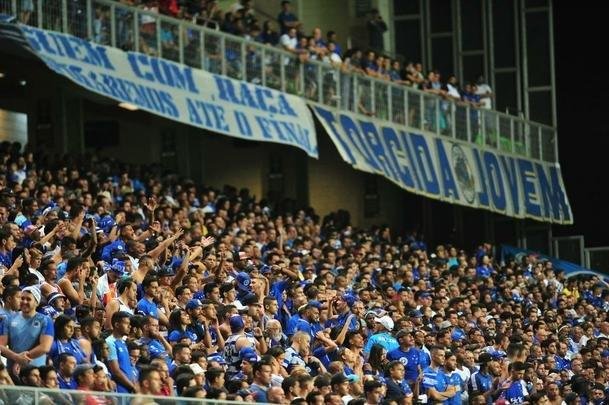 Com apoio da torcida, Cruzeiro recebeu a Chapecoense no Independncia 