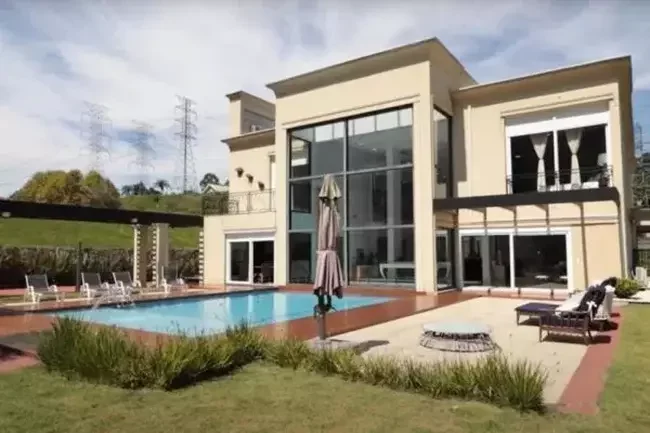 Imagens da manso em So Paulo que est  venda pelo atacante Luiz Adriano, do Internacional