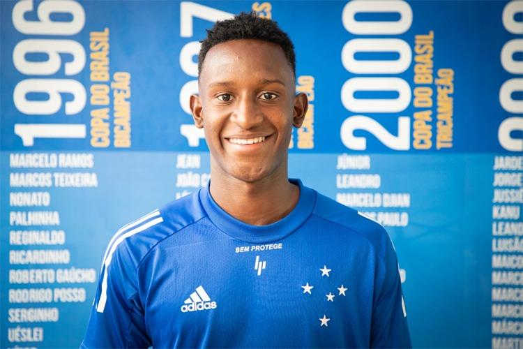 Cruzeiro oficializa contrata