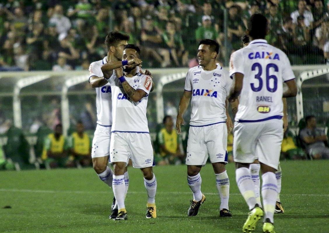 Cruzeiro visitou a Chape na Arena Cond e arrancou vitria por 2 a 1 pelo Brasileiro