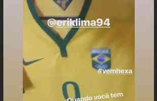 O atacante Erik exibiu a camisa que curtiu o jogo da Seleo Brasileira