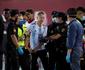 Liga espanhola vai processar jovem que invadiu o campo em jogo do Barcelona