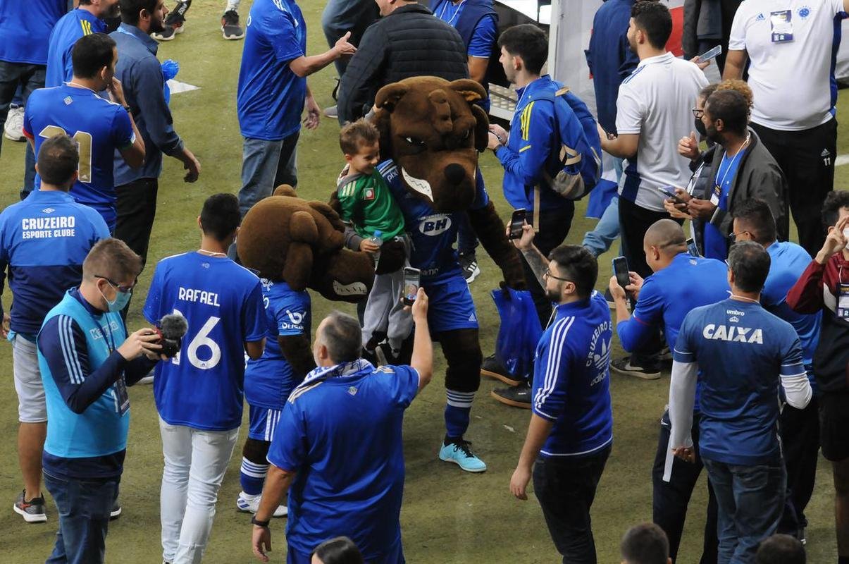�dolos do Cruzeiro, Nonato e Marcelo Ramos participaram de a��o com s�cios-torcedores do clube antes da partida contra o Sport pela S�rie B (28/6/2022)