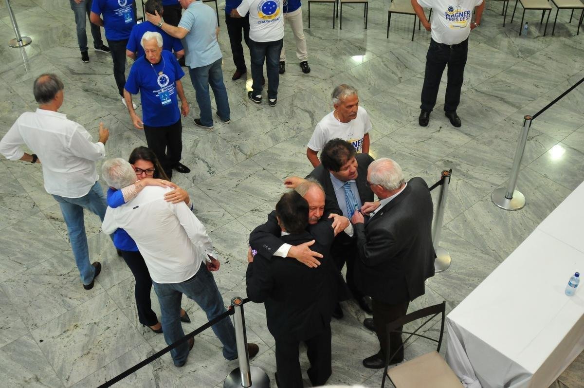 Wagner Pires de S venceu eleio com 235 votos e  o novo presidente do Cruzeiro. Ele comendar o clube no trinio 2018, 2019 e 2020. Srgio Santos Rodrigues, apoiado por Zez Perrella, ficou com 200 votos no pleito.