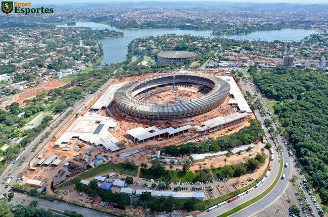 Mineiro com obras de modernizao avanadas em 20 de janeiro de 2012. Na parte externa, estruturas do estacionamento e da nova esplanada comeam a ser montadas.