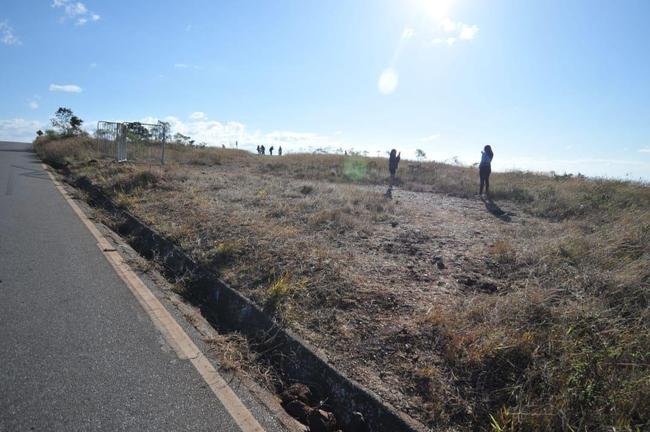 Foto do Mirante do Jatob, em Brumadinho, local onde o volante Henrique, do Cruzeiro, sofreu acidente de carro na sexta-feira (26/6). Veculo do jogador, um Land Rover, saiu da estrada prximo aos cavaletes, passou sobre essa vala, percorreu trilha por vrios metros e caiu em penhasco por cerca de 200 metros. (Alexandre Guzanshe / EM DA PRESS)