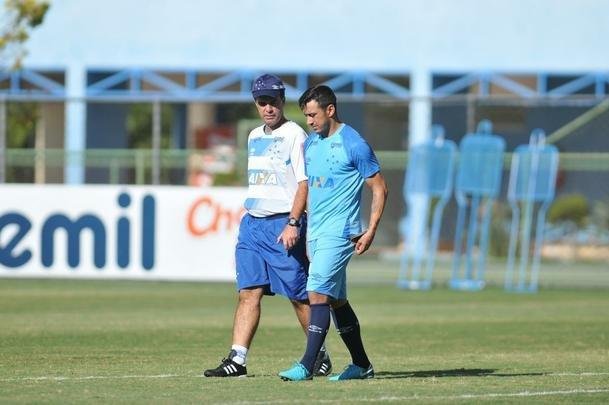 Cruzeiro se reapresentou aps estreia na Copa Libertadores e iniciou sua preparao para o clssico de domingo, s 11h, no Independncia, contra o Atltico, pela nona rodada do Mineiro. As novidades foram as presenas do atacante Sass e do zagueiro Cac, da base. Fred foi vetado devido a um estiramento na panturrilha direita. 