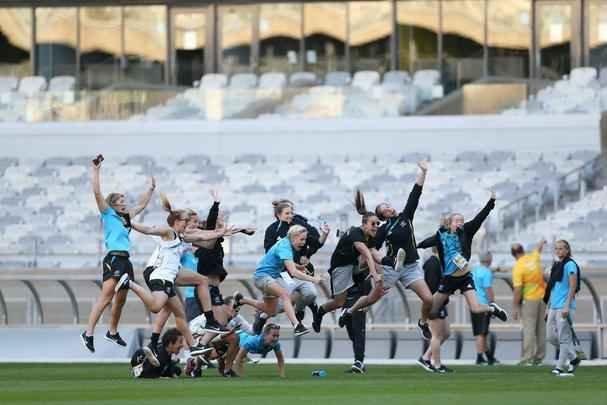 Jogadoras de futebol da Nova Zelndia brincaram e tiraram muitas fotos no Gigante da Pampulha