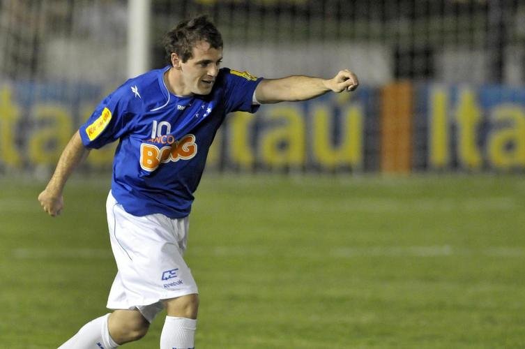 O ano de 2010 seguiu com a Reebok, mas o patrocnio mster mudou: o Bonsucesso deu lugar ao Banco BMG, que iniciara uma srie de cinco anos seguidos como principal patrocinador do Cruzeiro. A camisa principal manteve a linha simplista da Reebok, com detalhes em branco na gola e nmero na parte frontal.