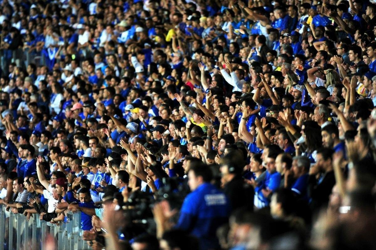 Torcida do Cruzeiro foi da esperana  decepo no Mineiro diante do River Plate