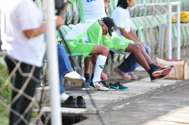 Técnico acompanhou treinamento regenerativo do elenco nesta segunda-feira