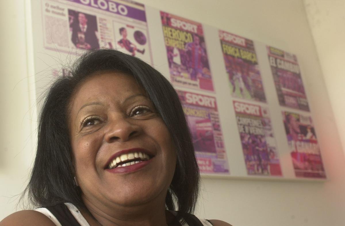 28/04/2006 - Dona Miguelina, me de Ronaldinho Gacho, concede entrevista em casa, na cidade de Porto Alegre - Foto de Ronaldo de Oliveira/CB