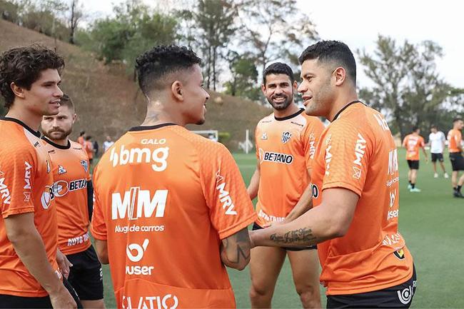 Diego Costa esteve em campo com Hulk e cia. no último treino do Atlético antes de jogo decisivo
