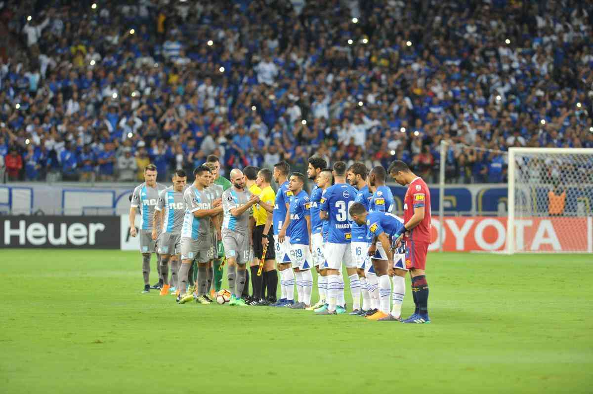 Fotos do primeiro tempo do duelo entre Cruzeiro e Racing, no Mineiro, pelo Grupo 5 da Liberadores
