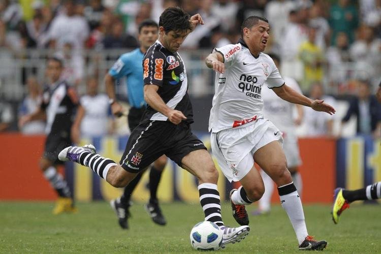 Campeonato Brasileiro de 2011 - Vasco e Corinthians brigavam pela liderana. O time carioca tinha dois pontos a mais antes do confronto direto. No jogo em So Janurio, os donos da casa ficaram  frente no placar duas vezes, mas no seguraram a vantagem e ficaram no empate por 2 a 2. No fim, o Corinthians ultrapassou o rival e conquistou o ttulo na ltima rodada, com dois pontos a mais - os dois times empataram na rodada derradeira. 