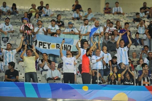 Torcedores na partida entre Argentina e Paraguai, no Mineiro, pela Copa Amrica