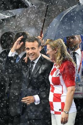 Presidente francês Emmanuel Macron vibra muito com o título francês e depois ainda entrega medalhas e troféu aos campeões; já a presidente croata Kolinda Grabar-Kitarovic deu show de simpatia mesmo com o vice