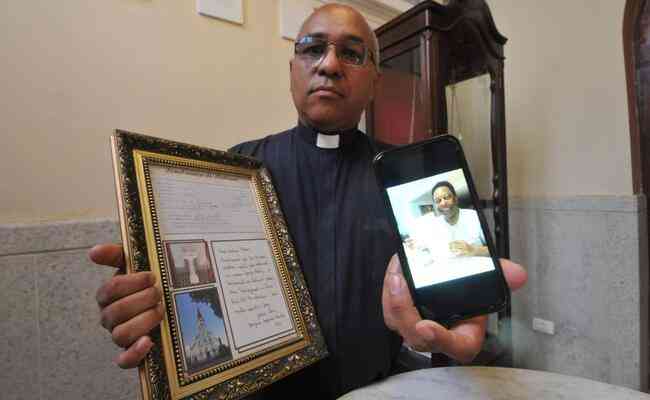 Padre Alex Jose Ado, proco da Igreja Matriz da Sagrada Famlia, mostra as lembranas de Pel