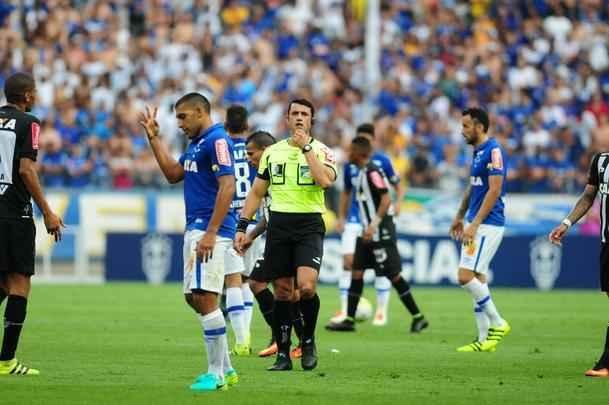 Imagens do primeiro tempo do clssico entre Cruzeiro e Atltico, no Mineiro