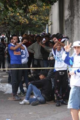 Imagens da fila de cruzeirenses por ingressos no Barro Preto