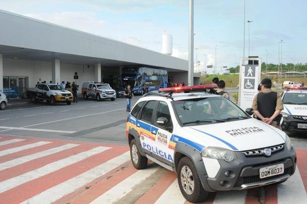 Cruzeiro chegou ao aeroporto de Confins depois de derrota para o Grmio, em Porto Alegre