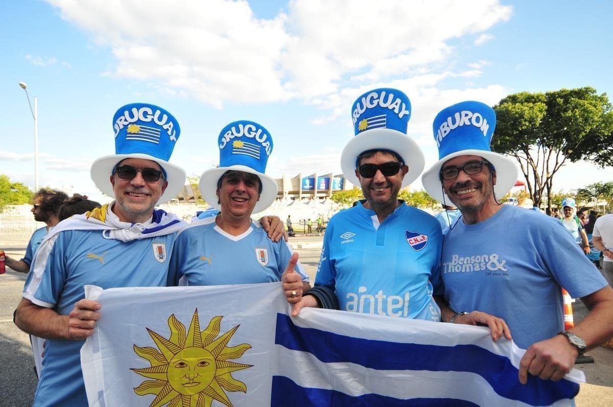 Torcedores nos arredores do Mineiro antes de Uruguai x Equador