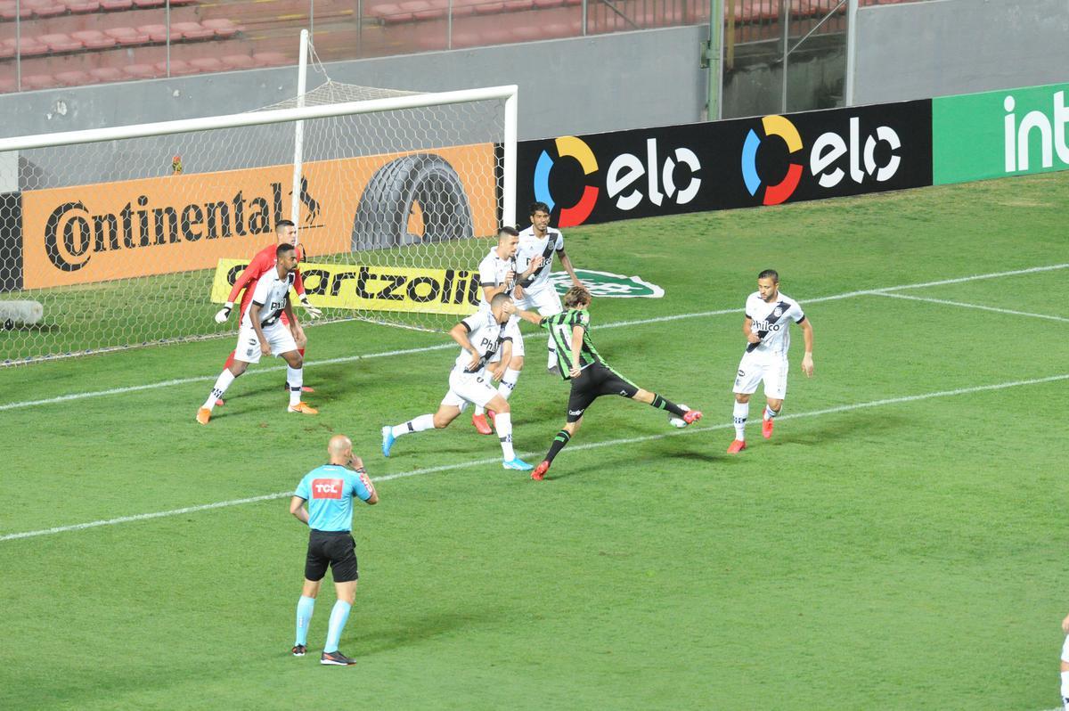 Fotos do duelo entre Amrica e Ponte Preta, no Independncia, em Belo Horizonte, em jogo de volta da quarta fase da Copa do Brasil