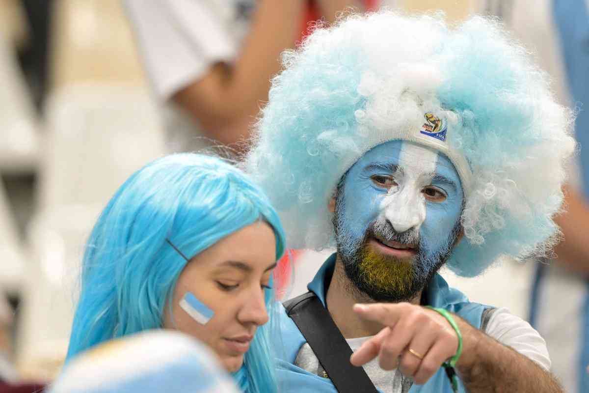 Fotos das torcidas durante o jogo entre Holanda e Argentina, pelas quartas de final da Copa do Mundo do Catar