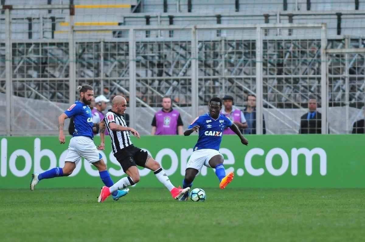 Cazares marcou belo gol de falta, e goleiro cruzeirense Fbio nem se mexeu