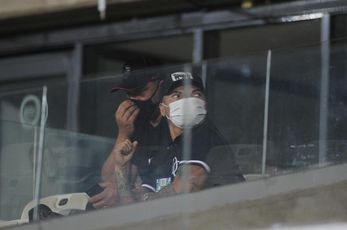 As reaes de Sampaoli e Vargas na goleada do Atltico sobre o Flamengo